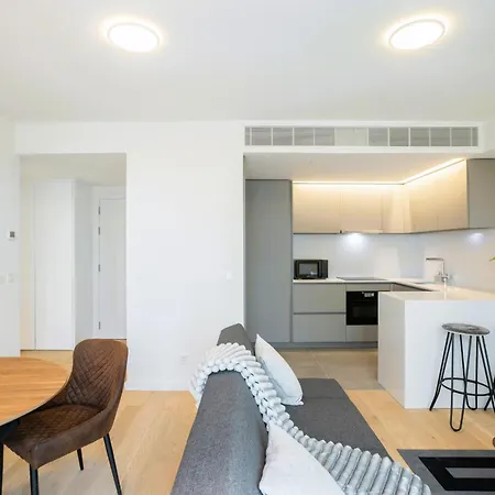 Modern With Balcony And Pool By Homing Lisbon