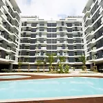 Modern With Balcony And Pool By Homing *