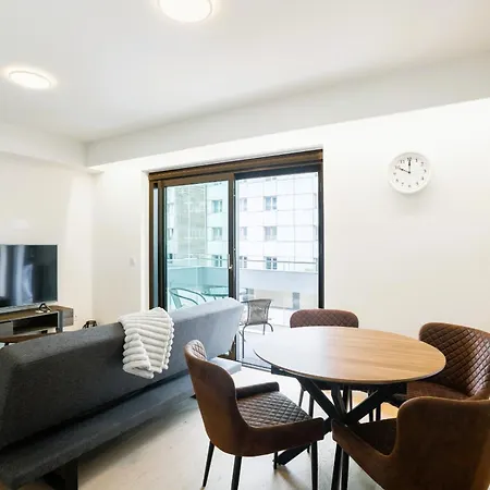 Lägenhet Modern With Balcony And Pool By Homing