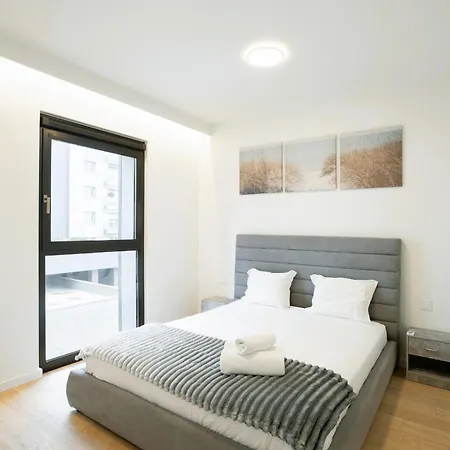 Modern With Balcony And Pool By Homing *